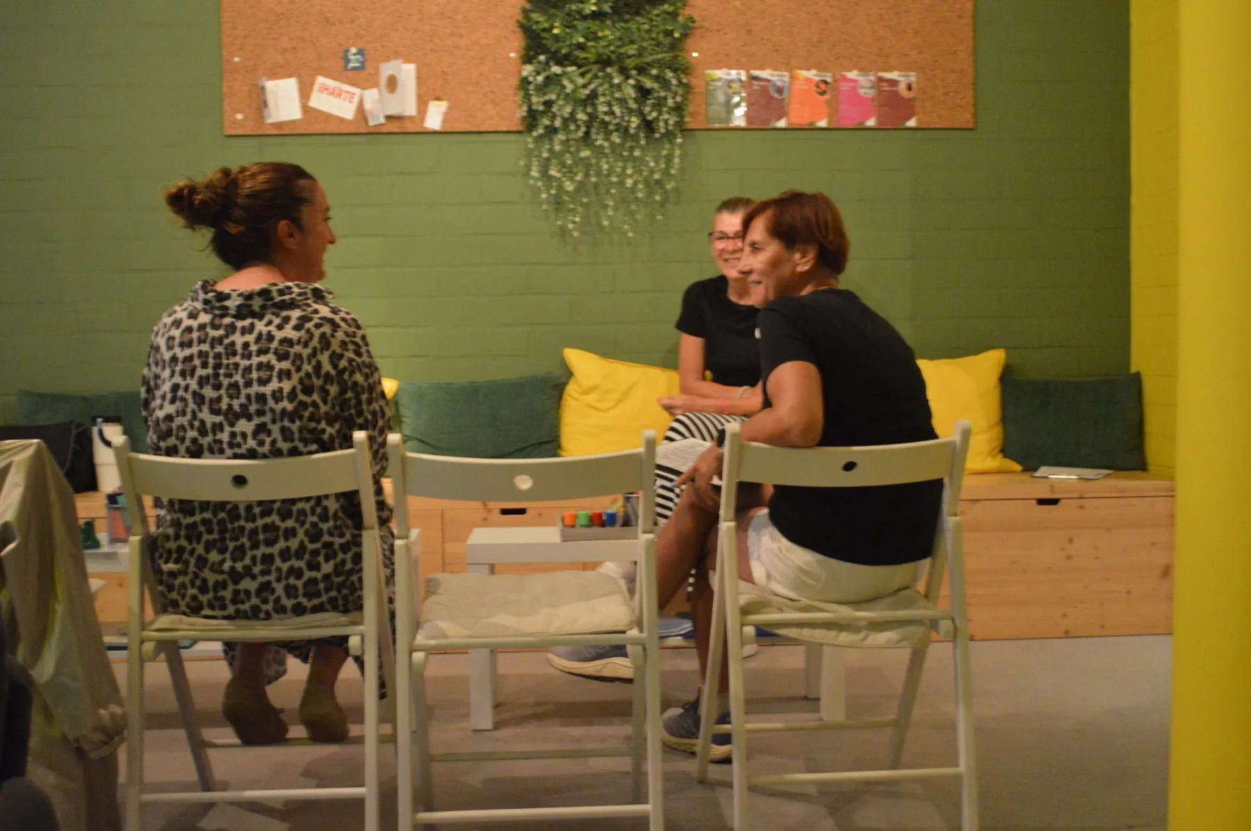 De lange tafel van de club, vroeg op een echte ochtend, met leden en coaches